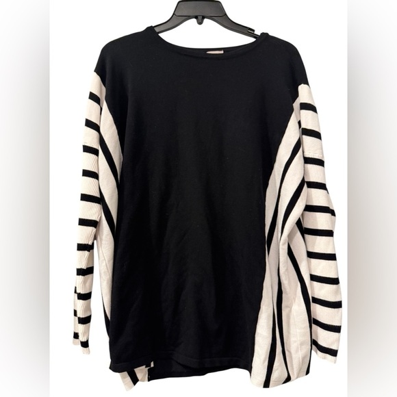 Chico's Tops - Chicos black and white blouse US sz medium 
Chicos size 1